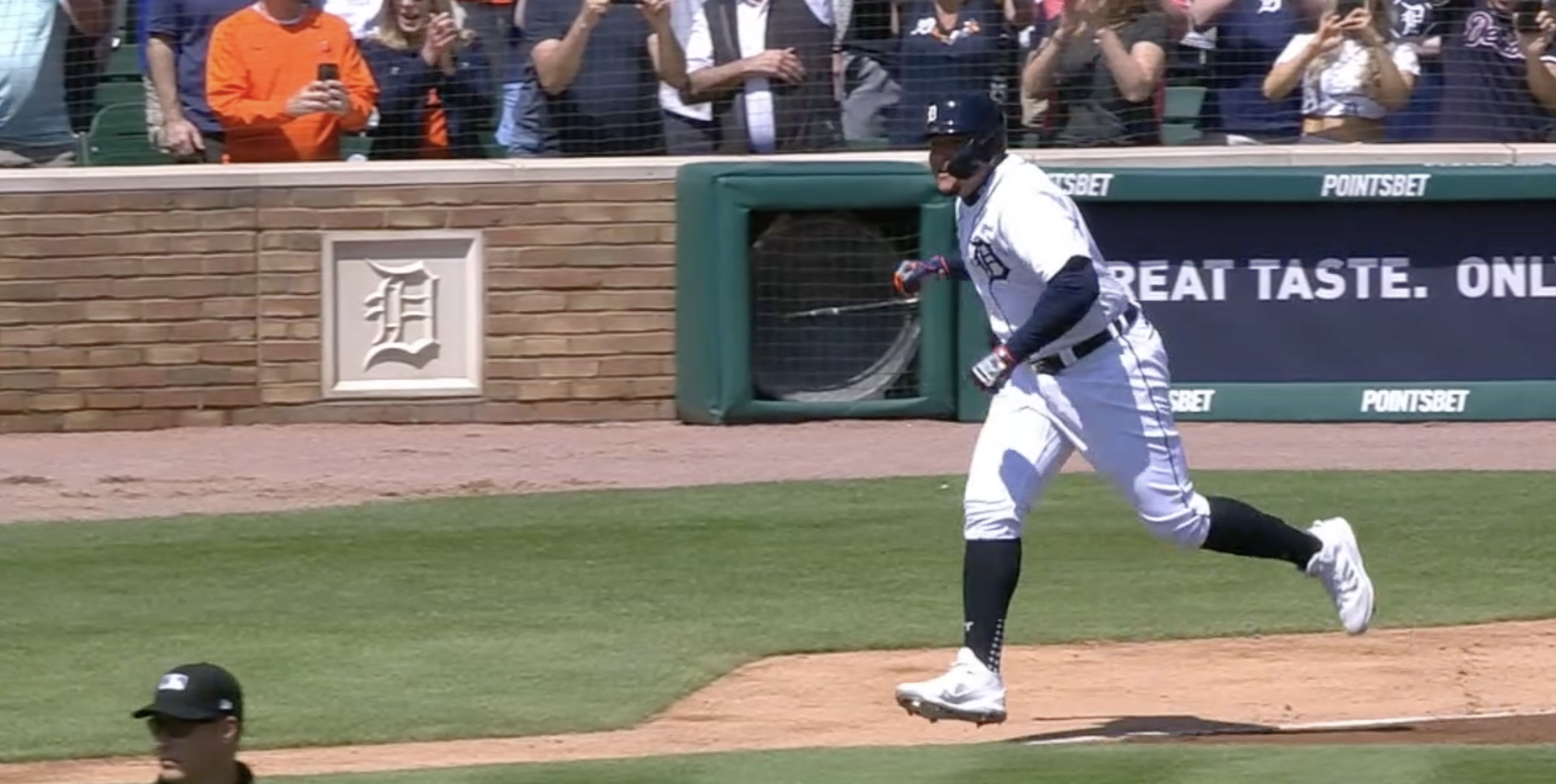 Miggie Cabrera celebrates his 3,000 hit